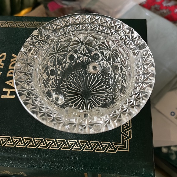 Footed cut crystal vintage ashtrays 4” by 2” very elegant difficult to capture - Picture 7 of 10